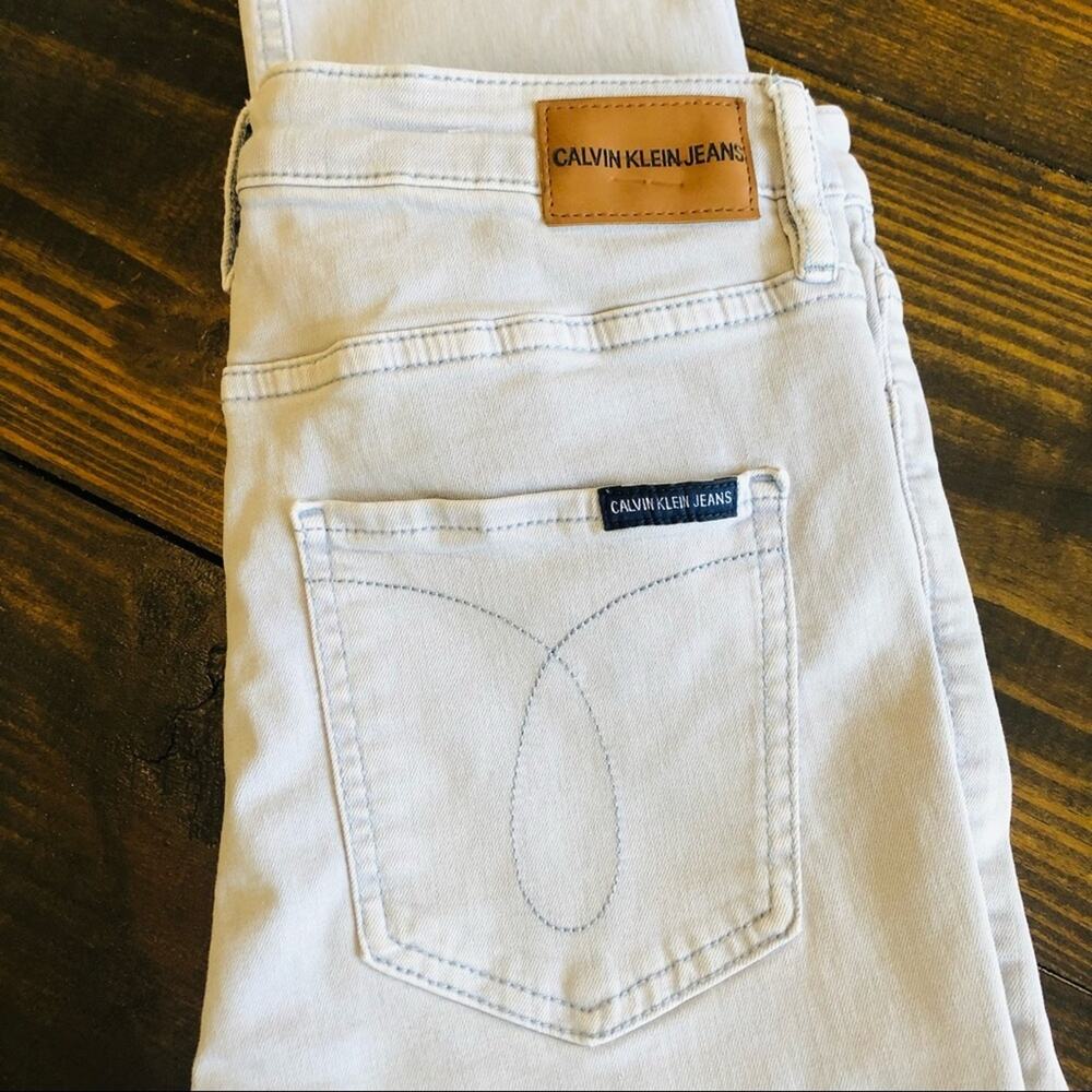 Calvin Klein Jeans Women’s 29 light Wash Faded Skinny Stretch Ankle frayed Hem